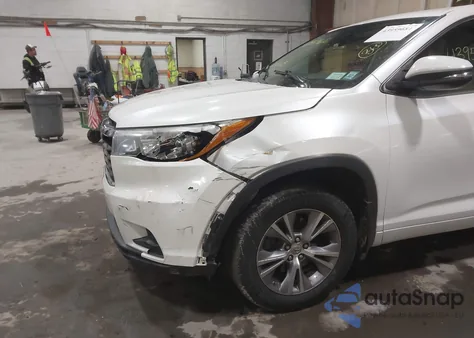 2015 Toyota Highlander Le Plus V6 z USA, uszkodzony, nr VIN 5TDBKRFH6FS221984